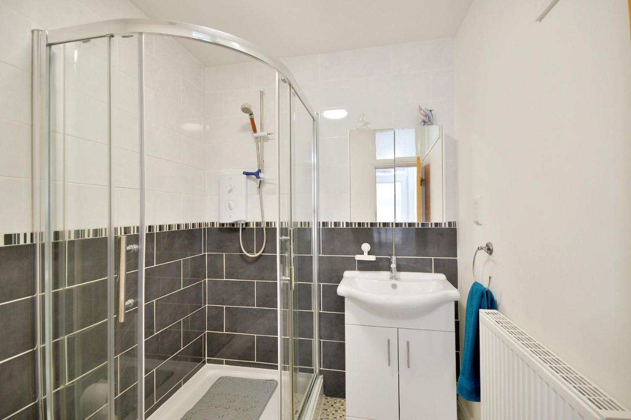 Ground Floor Apartment Up To 6 Guests With Games Chill Out Room Scarborough Dış mekan fotoğraf