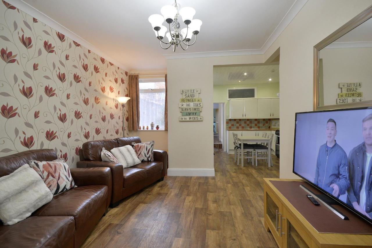 Ground Floor Apartment Up To 6 Guests With Games Chill Out Room Scarborough Dış mekan fotoğraf