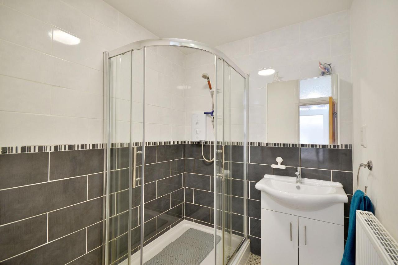 Ground Floor Apartment Up To 6 Guests With Games Chill Out Room Scarborough Dış mekan fotoğraf
